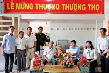 Đoàn công tác tỉnh Long An chúc thọ người cao tuổi, tặng quà tết tại Vĩnh Hưng