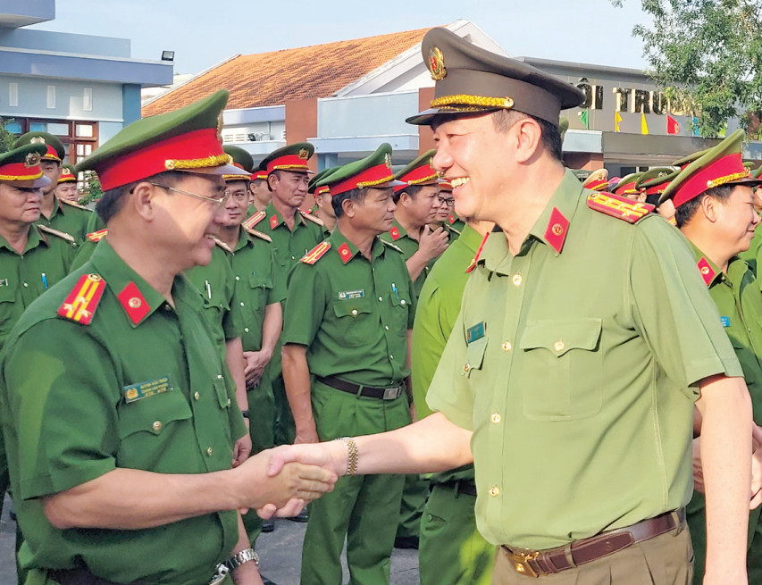 Đại tá Lâm Minh Hồng - Giám đốc Công an tỉnh, bắt tay động viên cán bộ, chiến sĩ thực hiện nhiệm vụ bảo đảm an ninh, trật tự (Ảnh: VQ)