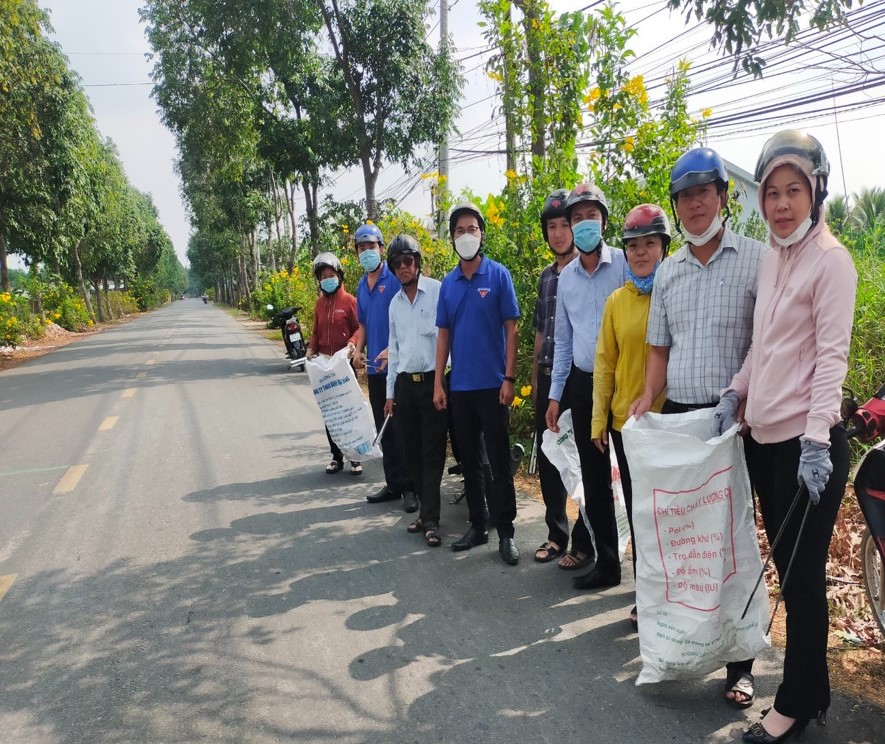  Khối vận phường Tân Khánh, TP.Tân An ra quân phát quang bụi rậm, trồng hoa và cây xanh trên các tuyến đường văn minh đô thị