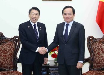 Phó Thủ tướng Trần Lưu Quang tiếp Thống đốc tỉnh Fukuoka của Nhật Bản