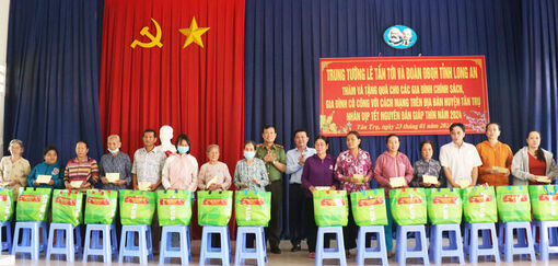 Lieutenant General Le Tan Toi and Long An Provincial National Assembly ...