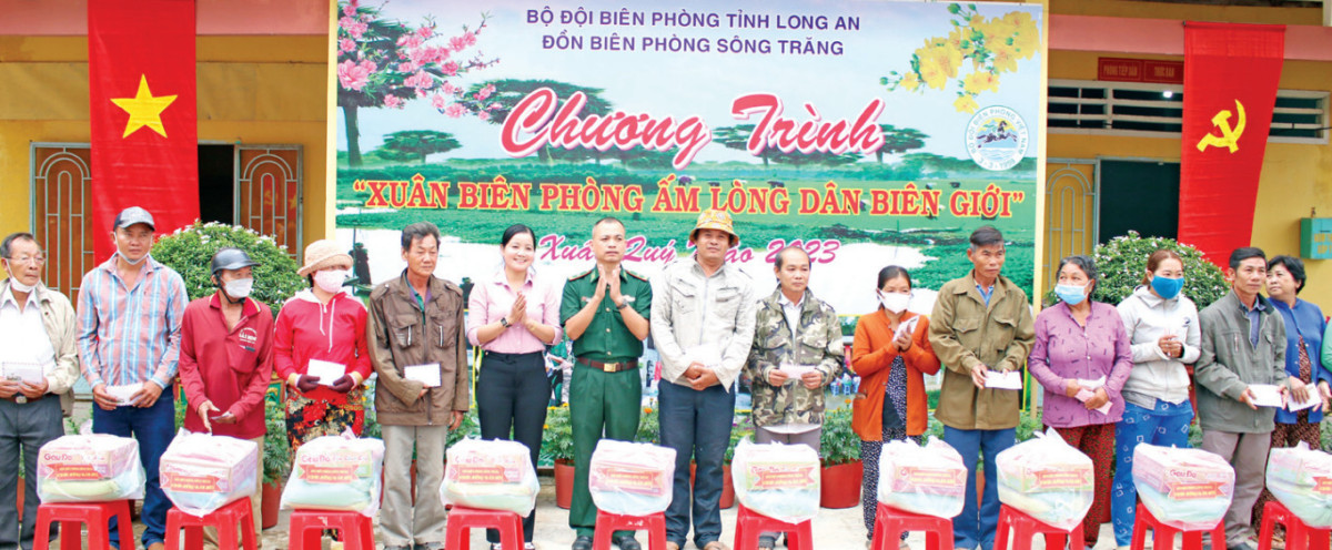 Lực lượng bộ đội biên phòng tặng quà cho gia đình chính sách, hộ nghèo ở khu vực biên giới, giúp người dân đón tết đủ đầy, ý nghĩa, ấm áp hơn