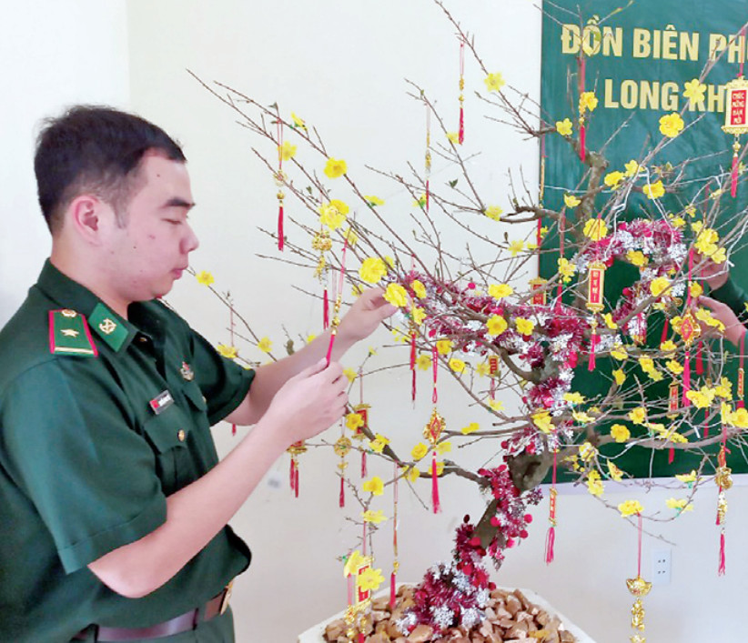 Trang trí đón tết tại Đồn Biên phòng Long Khốt (xã Thái Bình Trung, huyện Vĩnh Hưng)