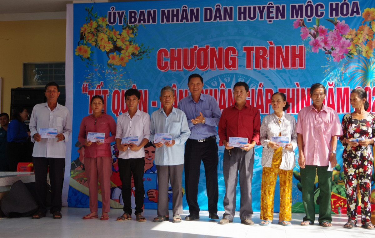 Tặng quà cho các hộ dân có hoàn cảnh khó khăn