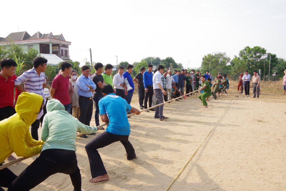 Phần thi kéo co diễn ra sôi nổi, vui vẻ