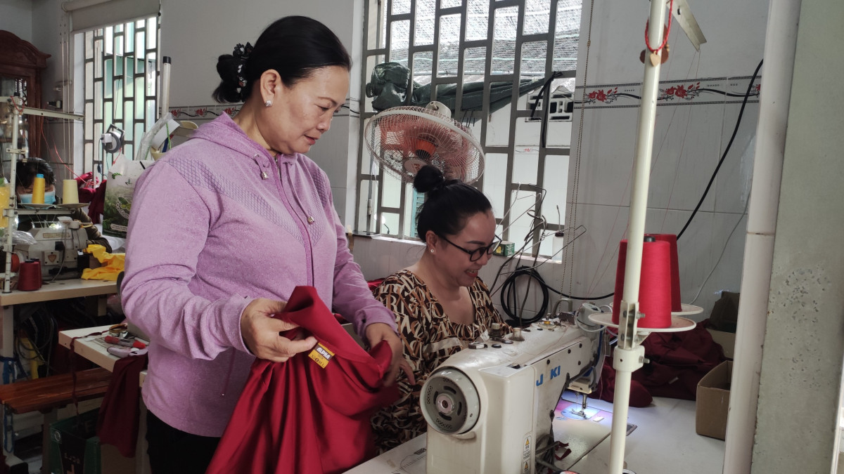 Tổ may gia công của chị Hồ Thị Tuyết Nhung giúp nhiều phụ nữ có thu nhập ổn định