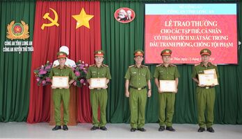 Giám đốc Công an tỉnh Long An tặng Giấy khen cho 01 tập thể, 06 cá nhân có thành tích xuất sắc trong đấu tranh phòng, chống tội phạm