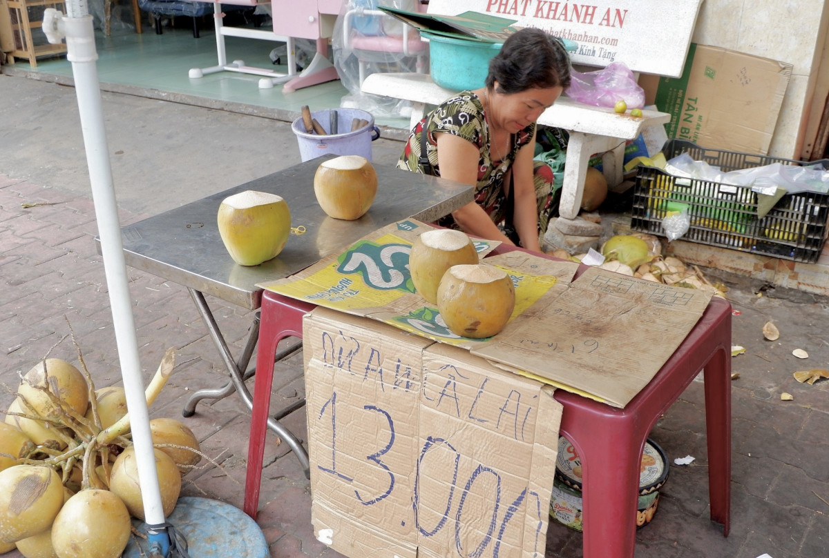 Nắng nóng, giá dừa tăng cao