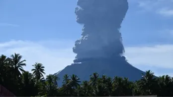 Indonesia: Mount Ibu erupts again