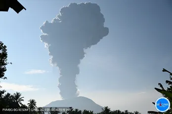 Indonesia raises volcano alert to highest level