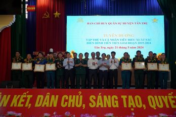 Tân Trụ khen thưởng 5 tập thể và 10 cá nhân có thành tích tốt trong phong trào Thi đua Quyết thắng