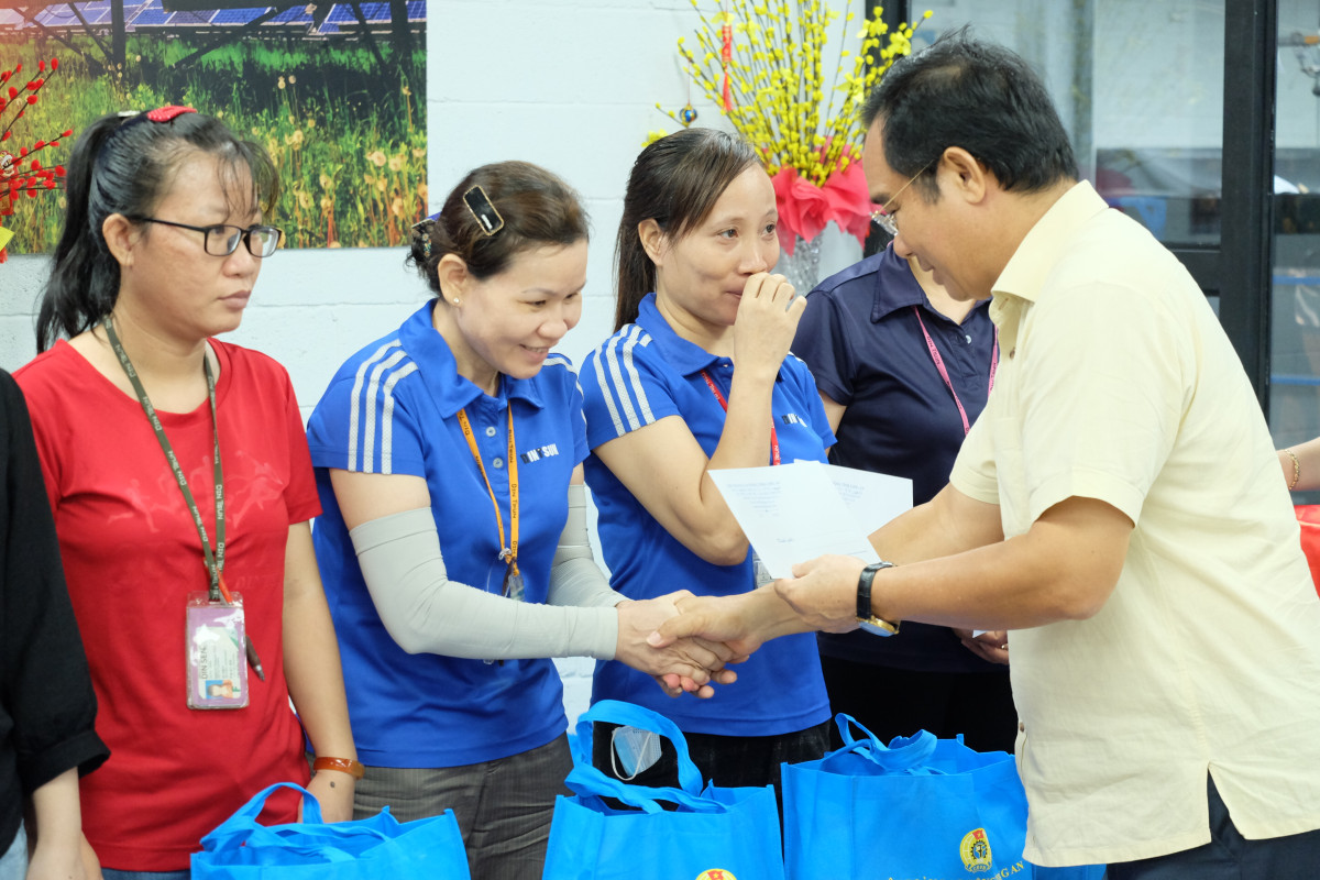 Bí thư Tỉnh ủy, Chủ tịch HĐND tỉnh Long An – Nguyễn Văn Được tặng quà cho công nhân, người lao động 