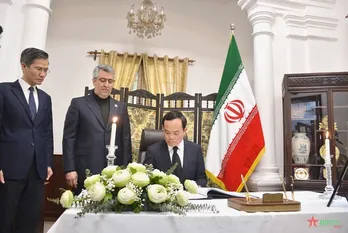 Deputy PM pays homage to late Iranian President at embassy in Hanoi