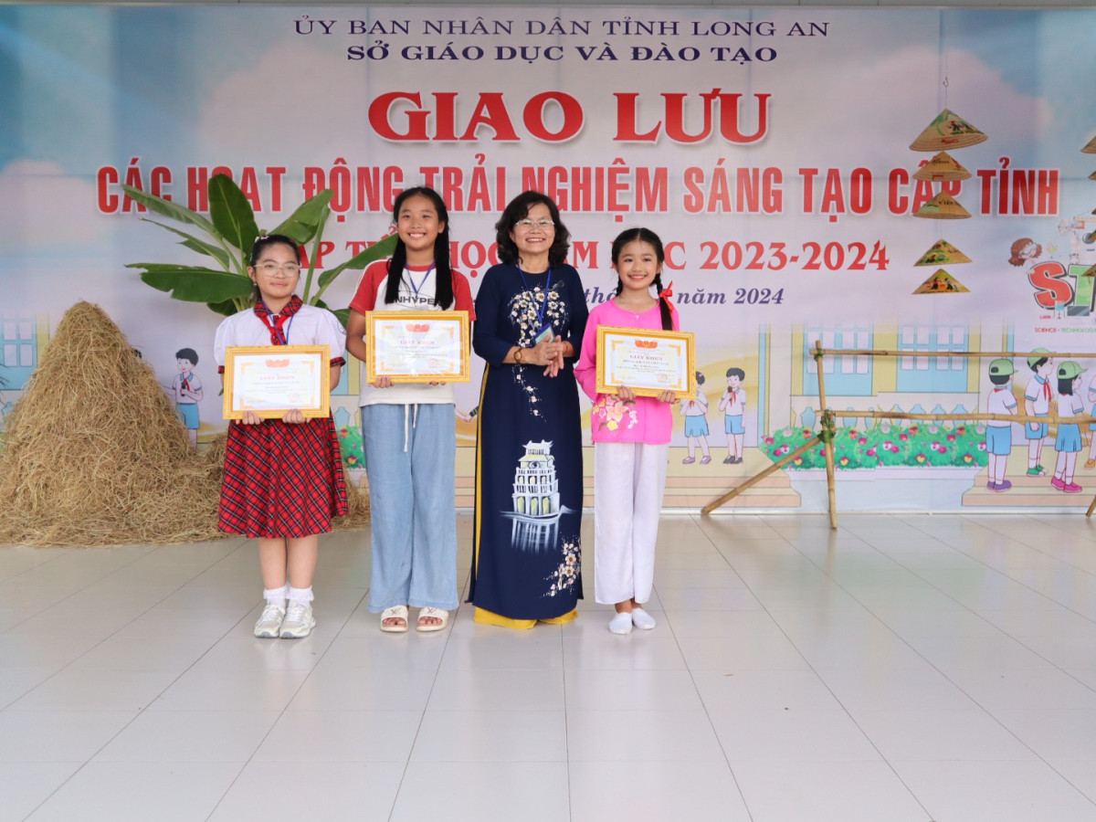 Trưởng phòng Phòng GDMN-GDTH, Sở GD&Đ - Lê Thị Thúy trao giải cho tập thể đoạt giải toàn đoàn