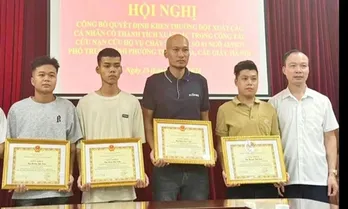 Four commended for saving lives in Hanoi deadly fire