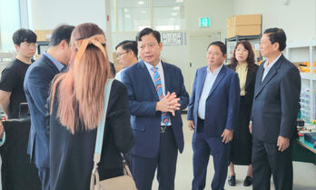 Long An province delegation visits Pentagate Company, Korea