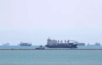 Houthi thông báo tấn công tàu khu trục Mỹ