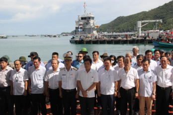 Long An delegation visits Nam Du island