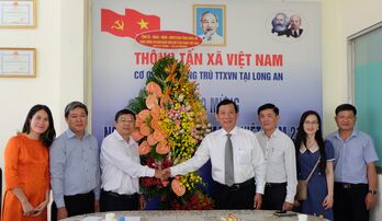 Thăm, chúc mừng các cơ quan báo chí tại tỉnh Long An