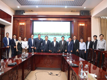 Vice Chairman of Long An Provincial People's Committee - Huynh Van Son receives Australian delegation