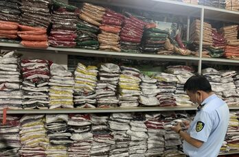 Tạm giữ 2.000 sản phẩm quần, áo không rõ nguồn gốc xuất xứ