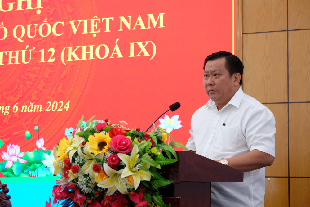Phó Chủ tịch UBND tỉnh – Huỳnh Văn Sơn thông tin tóm tắt về tình hình phát triển kinh tế - xã hội của tỉnh 6 tháng đầu năm 2024