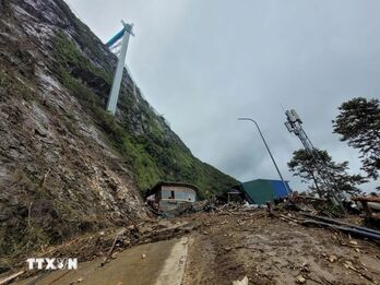 Mưa lớn gây sạt lở đường lên Khu du lịch Cầu kính Rồng Mây ở Lai Châu