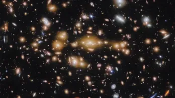 Kính thiên văn James Webb phát hiện các cụm sao cổ xưa nhất từ trước đến nay