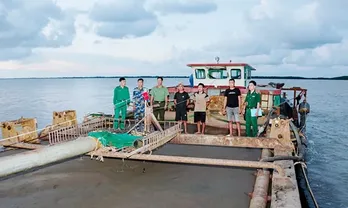 Bắt quả tang sà lan khai thác cát biển trái phép tại Sóc Trăng