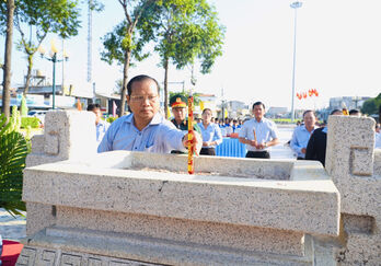 Dâng hương kỷ niệm 52 năm Ngày hy sinh Anh hùng Lực lượng vũ trang Nhân dân, liệt sĩ Nguyễn Thái Bình