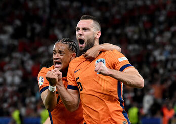 Hà Lan lần đầu vào bán kết Euro sau 20 năm