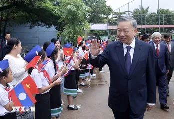 Chủ tịch nước Tô Lâm thăm, tặng quà Trường song ngữ Lào-Việt Nam