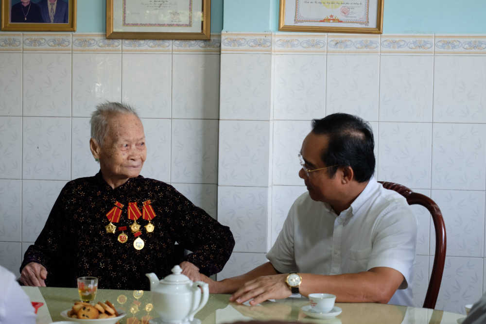 Chủ tịch HĐND tỉnh - Nguyễn Văn Được trò chuyện cùng bà Võ Thị Tám (ấp 1, xã Nhựt Chánh)