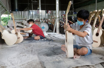 Thanh niên khởi nghiệp từ cơ sở gia công sơn đàn guitar