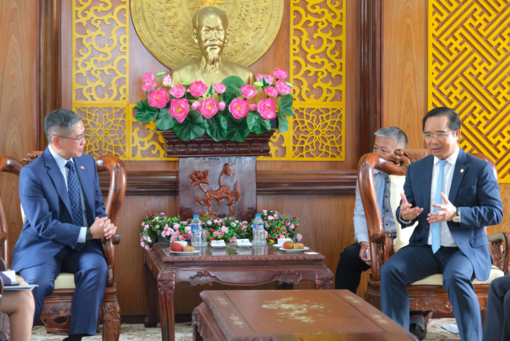 Secretary of Provincial Party Committee - Nguyen Van Duoc receives Singapore Consul General in Ho Chi Minh City