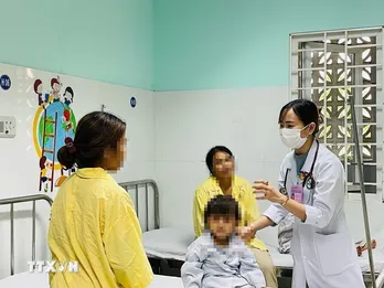 Kon Tum: Liên tiếp 3 trẻ em nhập viện do ngộ độc chất tẩy rửa xe máy