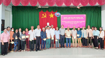 Phó Chủ tịch UBND tỉnh – Nguyễn Minh Lâm tặng quà cho gia đình chính sách tại Châu Thành