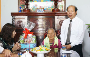 Trưởng ban Tuyên giáo Tỉnh ủy thăm hỏi, tặng quà các gia đình chính sách tại Mộc Hóa