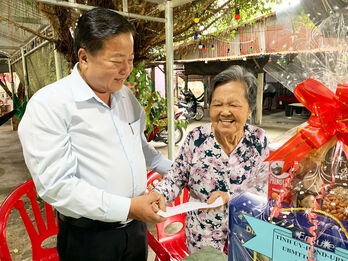 Chủ nhiệm Ủy ban Kiểm tra Tỉnh ủy thăm, tặng quà cho các gia đình chính sách tại Châu Thành
