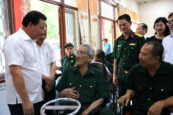 Thăm, tặng quà cho thương binh nặng tại Long Đất