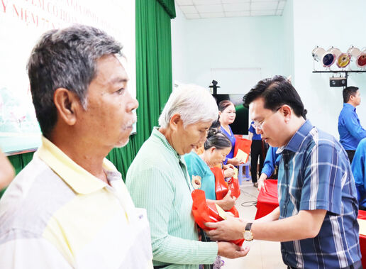 Phó Bí thư Thường trực Tỉnh ủy - Nguyễn Thanh Hải tặng quà gia đình chính sách tại huyện Cần Giuộc