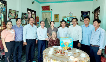 TP.Tân An: Thăm, tặng quà Mẹ Việt Nam Anh hùng và thương binh nặng