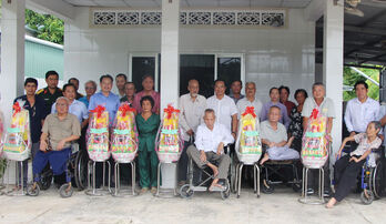 Bí thư Tỉnh ủy Long An thăm, tặng quà thương binh nặng tại Thủ Thừa