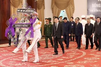 Long An province delegation pays tribute to General Secretary Nguyen Phu Trong at Thong Nhat Hall, Ho Chi Minh City