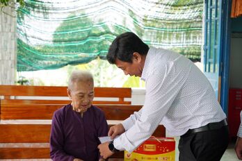 Lãnh đạo huyện Tân Trụ thăm, tặng quà cho Mẹ Việt Nam Anh hùng và thương binh tiêu biểu