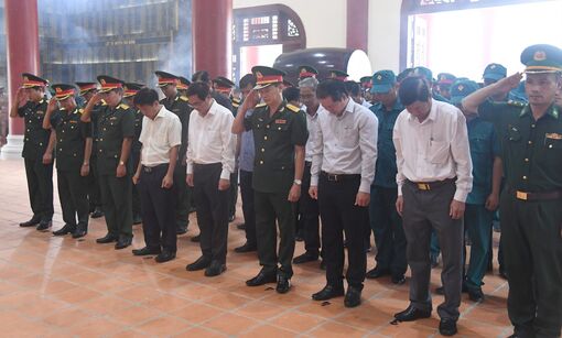 Lực lượng vũ trang tỉnh Long An viếng Đền thờ liệt sĩ Long Khốt
