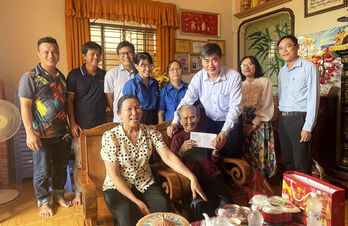 Báo Long An thăm, tặng quà cho Mẹ Việt Nam Anh hùng và gia đình chính sách
