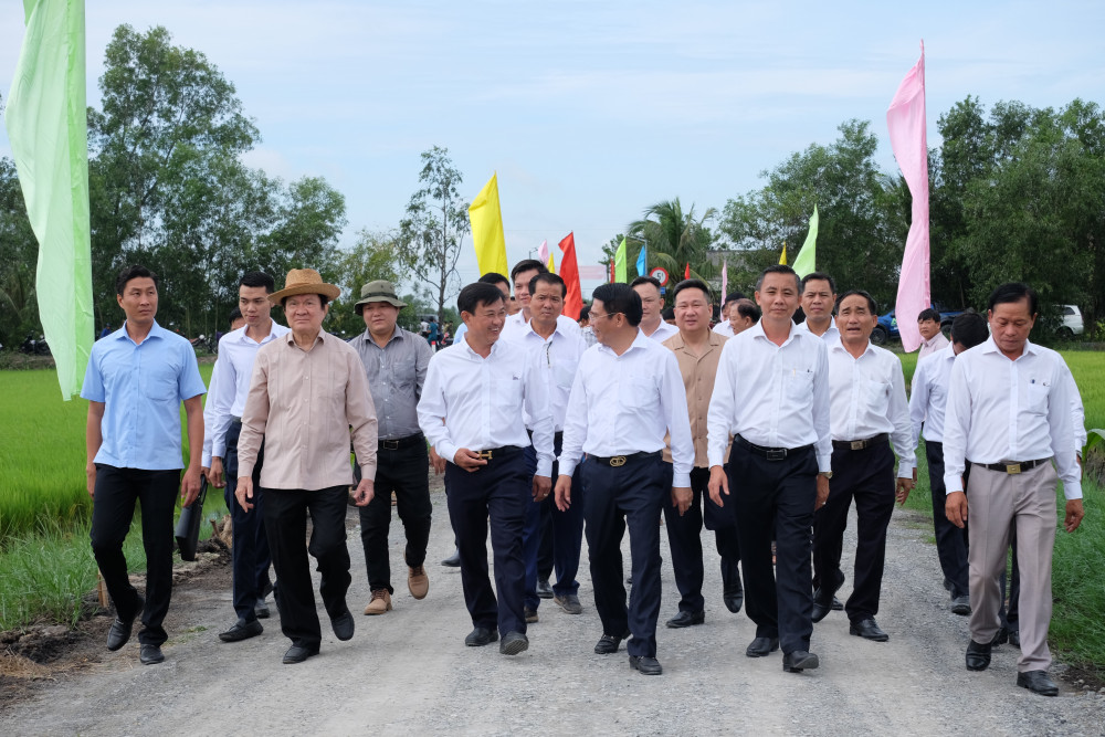 Nguyên Chủ tịch nước Trương Tấn Sang, lãnh đạo các cấp và người dân địa phương tham quan các công trình giao thông khánh thành dịp này