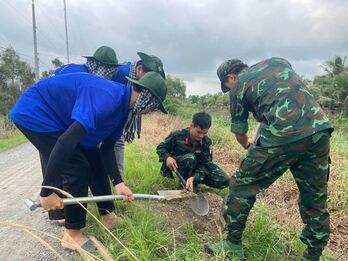 Bộ đội phối hợp tổ chức thực hiện công trình chiếu sáng và trải nghiệm quân ngũ cho học sinh