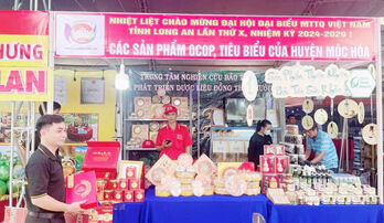 Lauching 'Pride in Vietnamese goods' trade fair associated with welcoming the10th Congress of Vietnam Fatherland Front in Long An province